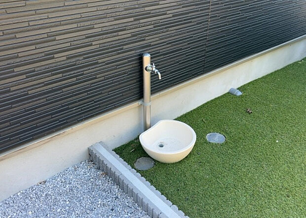 【その他設備】敷地内には、散水栓や立水栓があります。水道水を直接利用できるため、水を運ぶ手間を省くことが出来ます。大量の水を必要とする洗車作業や清掃などに役立ちます。その他設備とあわせて、現地でご確認ください。