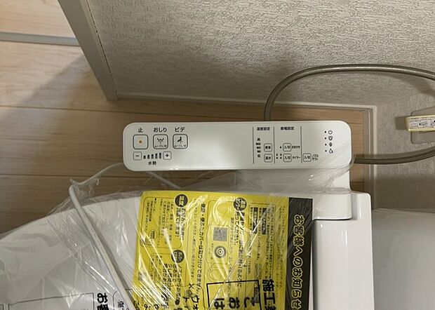 【ウォシュレット(リモコン)】ウォシュレットは、衛生面だけでなく、快適性も向上させる便利な設備です。洗浄機能の種類や水温調節機能など、様々な機能が付いたものが多くあります。リモコンも、操作が簡単で、使いやすいものを選びましょう。