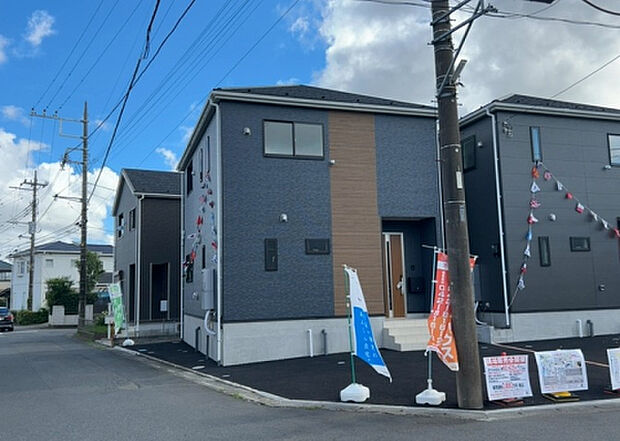 【前面道路含む現地写真_2】お持ちの車種によっては前面道路が広い方が便利でしょう。しかし、前面道路が広ければその分交通量が多くなるため、騒音などが気になる場合があります。実際に現地を見学し、周辺交通量や騒音などを確認しましょう！