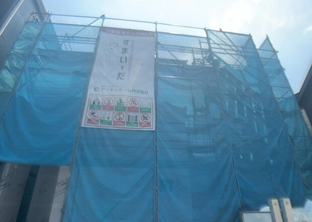 【内装】建物の上下階の通路である階段は、その位置によって動線や室内の印象が大きく左右されます。手摺にも重要な役割があり、転倒の防止・歩行や動作を円滑にして日常生活を支えることを主な目的として設置されています。