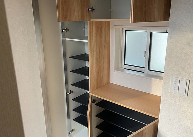 【玄関収納】玄関収納は、靴や傘、コートなどをスッキリと収納できるだけでなく、来客時に見せる顔となるため、家の顔とも言えます。収納量だけでなく、デザイン性も重視したいところです。ミラー付きの収納であれば、外出前の身だしなみチェックにも便利です。