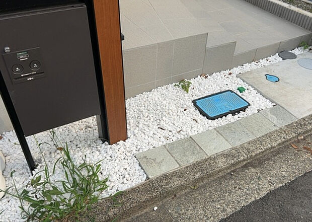 【庭】庭があることでガーデニングや家庭菜園はもちろん、こどもの遊び場やペットを放して遊ぶことができます。また、家の周囲に余裕があるということです。隣地との間があれば、十分な日当たりと、風通しが確保できます。