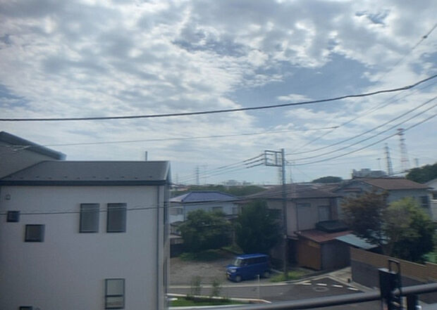 【物件からの展望】眺望を気にして物件を探す場合、前面に建物が建っていないか現地で確認しましょう!前面に建物があると景色はもちろん、日当たりや風通しにも影響が出てきます。住んだ時のことを想像しながら現地見学をしましょう。