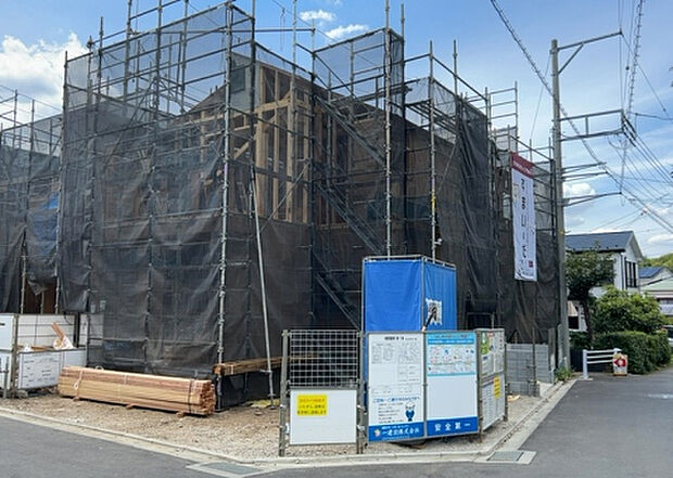 【外観_3】現地に行くなら、物件の周囲の地形がどうなっているかを見ることも大切です。周辺より低くなっている土地では、大雨などで水が集まりやすいため、地盤が弱くなっているということも考えられるため、注意が必要です。