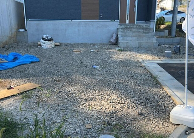 【駐車場_2】駐車場と明記されていても、最小スペースでつくられた駐車場だと大型車は駐車できなかったり、出入りしにくくなったりする可能性があります。お車のサイズと購入したい物件の駐車場のサイズを現地で確認しましょう。