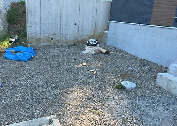 【庭_2】庭のある家に住むことのメリットとして、子どもたちの遊び場を確保できること、ガーデニングや家庭菜園を楽しめること、明るさを確保できることがあります。また、配置を工夫することでプライバシーが確保できます。