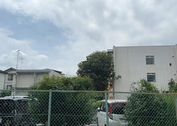 【物件からの展望_2】眺望を気にして物件を探す場合、前面に建物が建っていないか現地で確認しましょう！前面に建物があると景色はもちろん、日当たりや風通しにも影響が出てきます。住んだ時のことを想像しながら現地見学をしましょう。