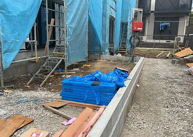 【庭_2】庭のある家に住むことのメリットとして、子どもたちの遊び場を確保できること、ガーデニングや家庭菜園を楽しめること、明るさを確保できることがあります。また、配置を工夫することでプライバシーが確保できます。