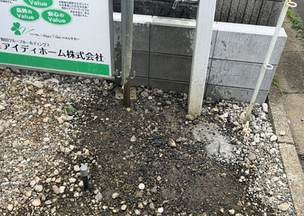 【その他設備】敷地内には、散水栓や立水栓があります。水道水を直接利用できるため、水を運ぶ手間を省くことが出来ます。大量の水を必要とする洗車作業や清掃などに役立ちます。その他設備とあわせて、現地でご確認ください。