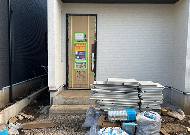 【玄関_2】玄関は、狭すぎると複数人で使いにくく、広すぎても無駄な空間になりがちです。最低2畳を目安にして、家の広さとの兼ね合いや家族の人数を考慮して決めるとよいでしょう。現地を見学して快適な玄関を選びましょう!
