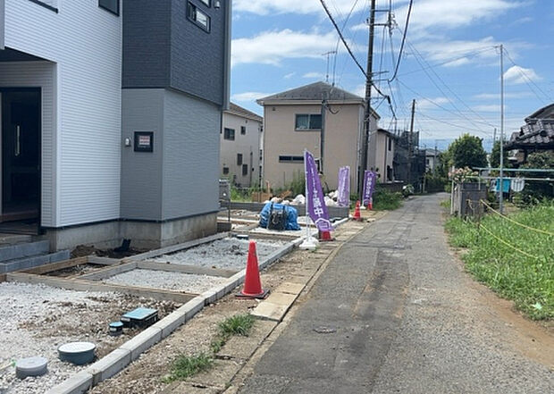 【前面道路含む現地写真_2】前面道路の幅員や歩道の有無、近隣の建物との距離感などは、実際の生活の利便性や安全性に大きく影響します。複数のアングルから前面道路の状況を確認することで、より具体的に生活イメージを描けます。