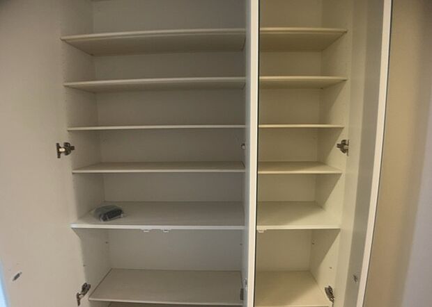 【玄関収納】玄関収納は、靴や傘、コートなどをスッキリと収納できるだけでなく、来客時に見せる顔となるため、家の顔とも言えます。収納量だけでなく、デザイン性も重視したいところです。ミラー付きの収納であれば、外出前の身だしなみチェックにも便利です。