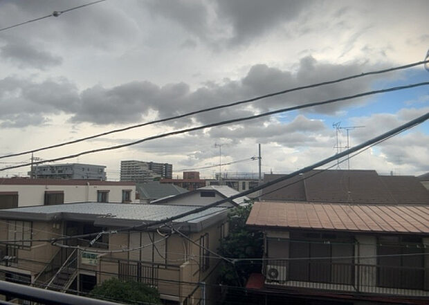 【物件からの展望】眺望を気にして物件を探す場合、前面に建物が建っていないか現地で確認しましょう！前面に建物があると景色はもちろん、日当たりや風通しにも影響が出てきます。住んだ時のことを想像しながら現地見学をしましょう。