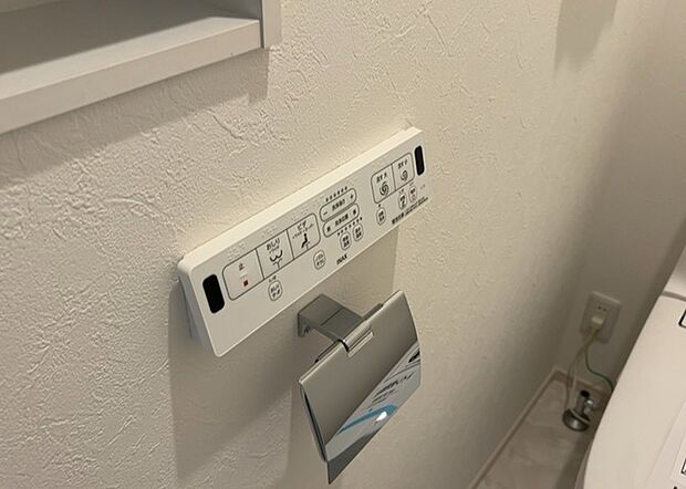 【ウォシュレット（リモコン）】ウォシュレットは、衛生面だけでなく、快適性も向上させる便利な設備です。洗浄機能の種類や水温調節機能など、様々な機能が付いたものが多くあります。リモコンも、操作が簡単で、使いやすいものを選びましょう。