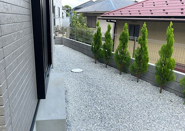 【庭】庭があることでガーデニングや家庭菜園はもちろん、こどもの遊び場やペットを放して遊ぶことができます。また、家の周囲に余裕があるということです。隣地との間があれば、十分な日当たりと、風通しが確保できます。