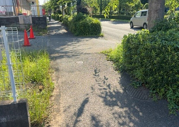 【前面道路含む現地写真_2】お持ちの車種によっては前面道路が広い方が便利でしょう。しかし、前面道路が広ければその分交通量が多くなるため、騒音などが気になる場合があります。実際に現地を見学し、周辺交通量や騒音などを確認しましょう!