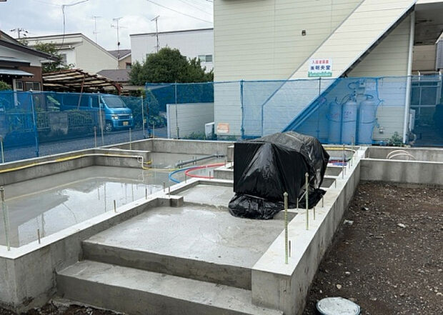 【玄関_2】玄関は、狭すぎると複数人で使いにくく、広すぎても無駄な空間になりがちです。最低2畳を目安にして、家の広さとの兼ね合いや家族の人数を考慮して決めるとよいでしょう。現地を見学して快適な玄関を選びましょう!