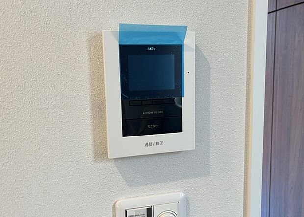 【ＴＶモニター付きインターホン】TVモニター付きインターホンは、来訪者の顔を確認できるだけでなく、音声でやり取りすることもできるため、セキュリティ面で安心できる設備です。モニター画面が大きく見やすいもの、夜間でも来訪者をしっかりと確認できるものなど、機能性を重視したいところです。