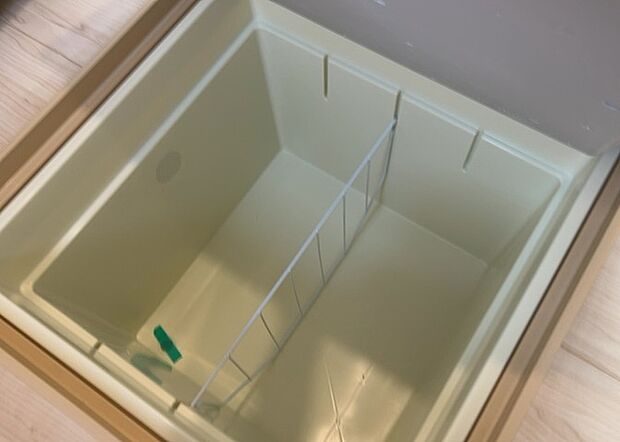 【キッチン床下収納】キッチン床下収納は、調理器具や食器などをスッキリと収納できる便利なスペースです。収納量が多いもの、引き出しがスムーズに開閉するものなど、使い勝手の良いものを選ぶことが大切です。また、湿気がこもりやすい場所なので、通気性の良いものを選ぶこともおすすめです。