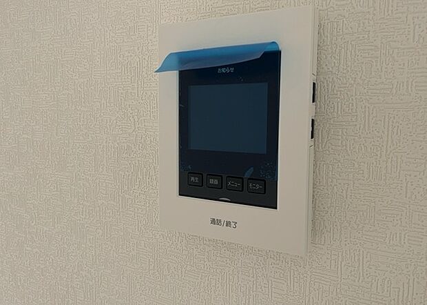 【TVモニター付きインターホン】TVモニター付きインターホンは、来訪者の顔を確認できるだけでなく、音声でやり取りすることもできるため、セキュリティ面で安心できる設備です。モニター画面が大きく見やすいもの、夜間でも来訪者をしっかりと確認できるものなど、機能性を重視したいところです。