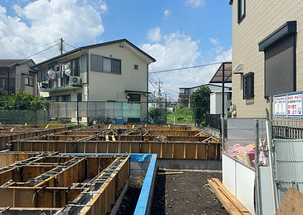 【玄関_2】玄関は、狭すぎると複数人で使いにくく、広すぎても無駄な空間になりがちです。最低2畳を目安にして、家の広さとの兼ね合いや家族の人数を考慮して決めるとよいでしょう。現地を見学して快適な玄関を選びましょう!
