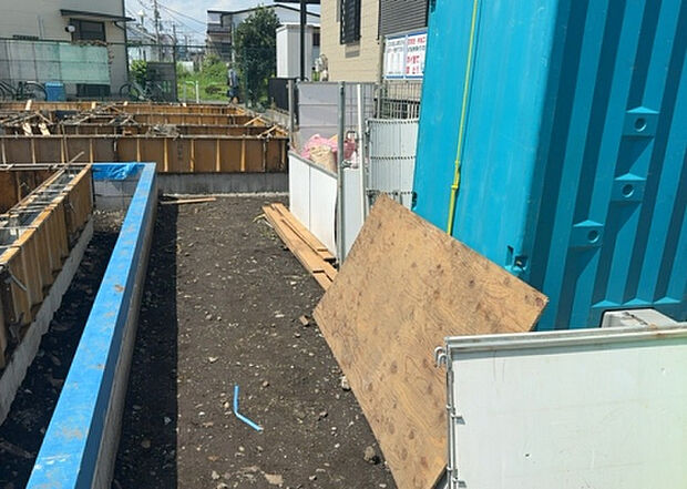 【庭】庭があることでガーデニングや家庭菜園はもちろん、こどもの遊び場やペットを放して遊ぶことができます。また、家の周囲に余裕があるということです。隣地との間があれば、十分な日当たりと、風通しが確保できます。