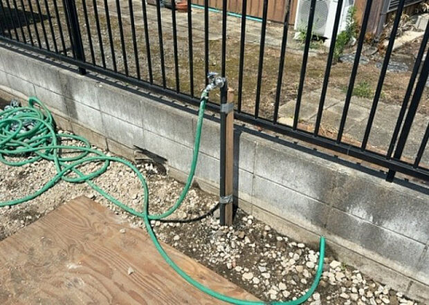 【その他設備】敷地内には、散水栓や立水栓があります。水道水を直接利用できるため、水を運ぶ手間を省くことが出来ます。大量の水を必要とする洗車作業や清掃などに役立ちます。その他設備とあわせて、現地でご確認ください。