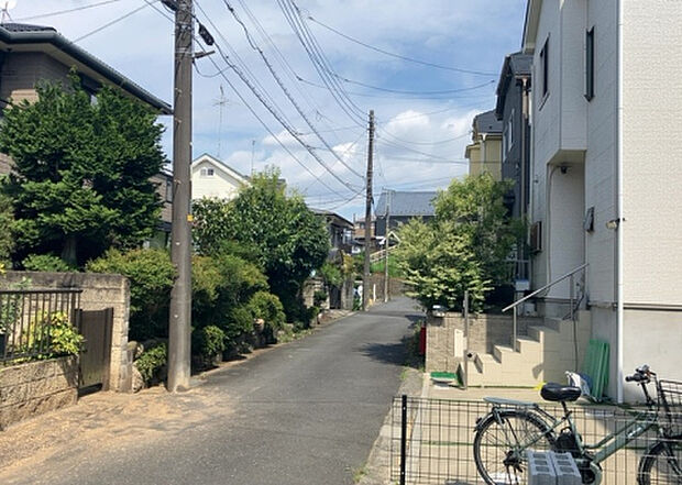 【前面道路含む現地写真_2】お持ちの車種によっては前面道路が広い方が便利でしょう。しかし、前面道路が広ければその分交通量が多くなるため、騒音などが気になる場合があります。実際に現地を見学し、周辺交通量や騒音などを確認しましょう！