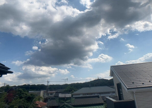 【物件からの展望】眺望を気にして物件を探す場合、前面に建物が建っていないか現地で確認しましょう！前面に建物があると景色はもちろん、日当たりや風通しにも影響が出てきます。住んだ時のことを想像しながら現地見学をしましょう。