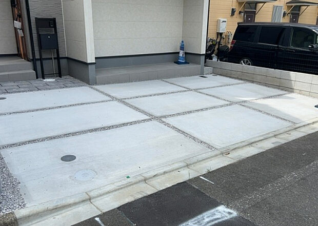 【駐車場】駐車場と明記されていても、最小スペースでつくられた駐車場だと大型車は駐車できなかったり、出入りしにくくなったりする可能性があります。お車のサイズと購入したい物件の駐車場のサイズを現地で確認しましょう。