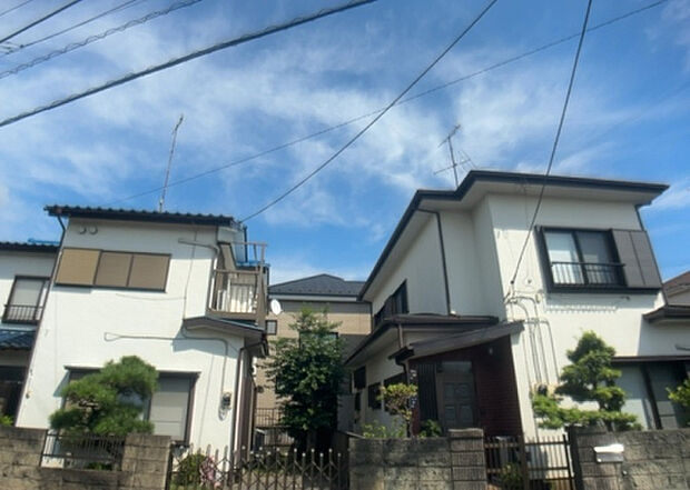 【外観_3】現地に行くなら、物件の周囲の地形がどうなっているかを見ることも大切です。周辺より低くなっている土地では、大雨などで水が集まりやすいため、地盤が弱くなっているということも考えられるため、注意が必要です。