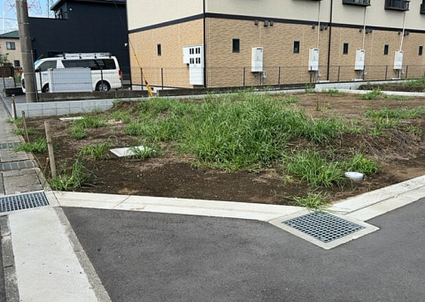 【駐車場_2】駐車場と明記されていても、最小スペースでつくられた駐車場だと大型車は駐車できなかったり、出入りしにくくなったりする可能性があります。お車のサイズと購入したい物件の駐車場のサイズを現地で確認しましょう。