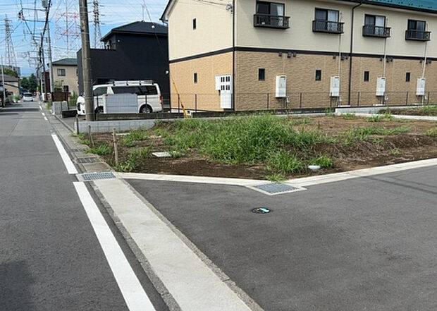 【前面道路含む現地写真_2】前面道路の幅員や歩道の有無、近隣の建物との距離感などは、実際の生活の利便性や安全性に大きく影響します。複数のアングルから前面道路の状況を確認することで、より具体的に生活イメージを描けます。