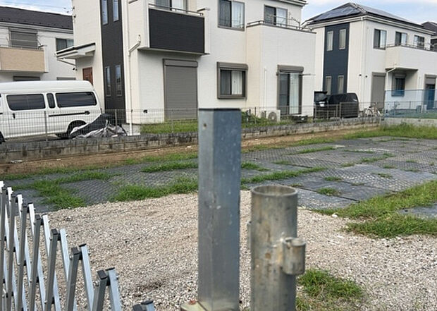 【玄関_2】玄関は、狭すぎると複数人で使いにくく、広すぎても無駄な空間になりがちです。最低2畳を目安にして、家の広さとの兼ね合いや家族の人数を考慮して決めるとよいでしょう。現地を見学して快適な玄関を選びましょう!