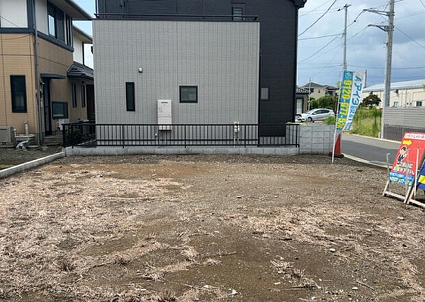 【外観_3】現地に行くなら、物件の周囲の地形がどうなっているかを見ることも大切です。周辺より低くなっている土地では、大雨などで水が集まりやすいため、地盤が弱くなっているということも考えられるため、注意が必要です。