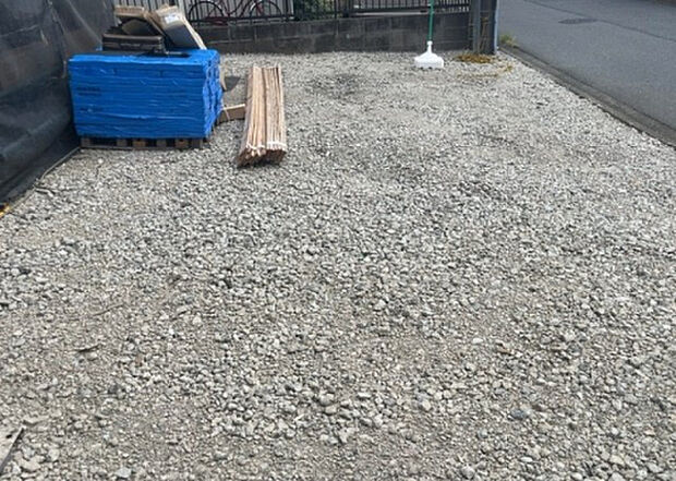 【駐車場】駐車場と明記されていても、最小スペースでつくられた駐車場だと大型車は駐車できなかったり、出入りしにくくなったりする可能性があります。お車のサイズと購入したい物件の駐車場のサイズを現地で確認しましょう。