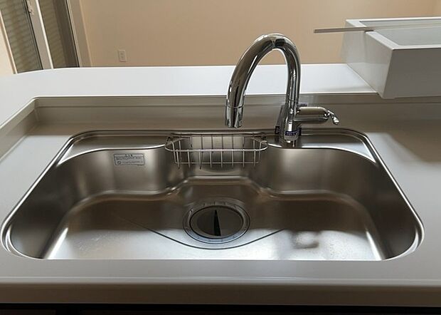【キッチン水栓】キッチン水栓は、毎日必ず使うものだからこそ、使いやすさが重要です。シャワーヘッドの切り替えがスムーズか、吐水量が調節できるか、水しぶきが飛び散りにくい構造か、浄水機能が付いているかなど、日々の家事を快適にするための機能が数多くあります。また、デザインも多種多様なので、キッチン全体の雰囲気に合わせたものを選ぶことができます。