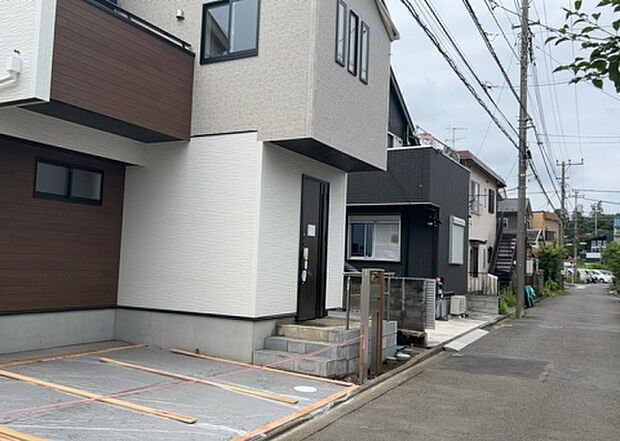 【前面道路含む現地写真_2】お持ちの車種によっては前面道路が広い方が便利でしょう。しかし、前面道路が広ければその分交通量が多くなるため、騒音などが気になる場合があります。実際に現地を見学し、周辺交通量や騒音などを確認しましょう!