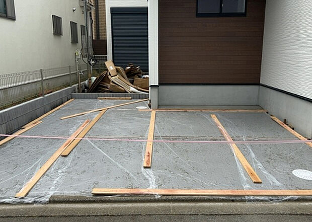 【駐車場】駐車場と明記されていても、最小スペースでつくられた駐車場だと大型車は駐車できなかったり、出入りしにくくなったりする可能性があります。お車のサイズと購入したい物件の駐車場のサイズを現地で確認しましょう。