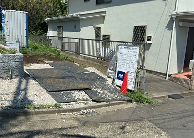 【その他設備】敷地内には、散水栓や立水栓があります。水道水を直接利用できるため、水を運ぶ手間を省くことが出来ます。大量の水を必要とする洗車作業や清掃などに役立ちます。その他設備とあわせて、現地でご確認ください。