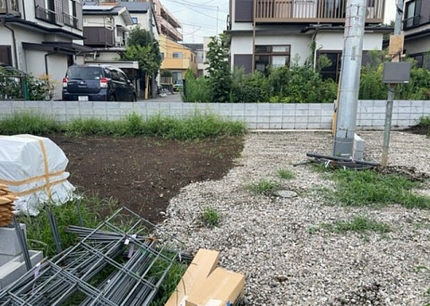【玄関】玄関は家の顔でもあり、家族以外の目にも止まる場所です。玄関は外との間を仕切る扉、靴などをしまっておく収納スペース、靴脱ぎのたたきスペース、来客とのやり取りをするドアホンなど複数のアイテムからなります。