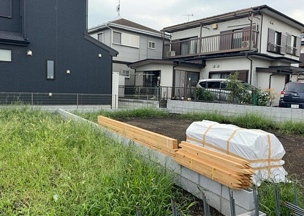 【玄関_2】玄関は、狭すぎると複数人で使いにくく、広すぎても無駄な空間になりがちです。最低2畳を目安にして、家の広さとの兼ね合いや家族の人数を考慮して決めるとよいでしょう。現地を見学して快適な玄関を選びましょう!