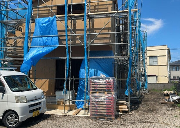 【庭_2】庭のある家に住むことのメリットとして、子どもたちの遊び場を確保できること、ガーデニングや家庭菜園を楽しめること、明るさを確保できることがあります。また、配置を工夫することでプライバシーが確保できます。
