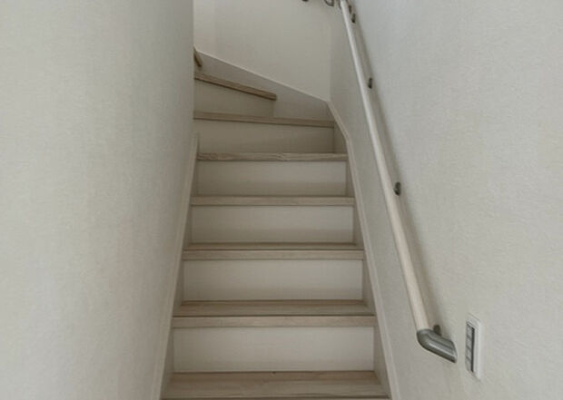 【内装】建物の上下階の通路である階段は、その位置によって動線や室内の印象が大きく左右されます。手摺にも重要な役割があり、転倒の防止・歩行や動作を円滑にして日常生活を支えることを主な目的として設置されています。