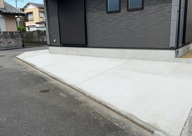 【駐車場】駐車場と明記されていても、最小スペースでつくられた駐車場だと大型車は駐車できなかったり、出入りしにくくなったりする可能性があります。お車のサイズと購入したい物件の駐車場のサイズを現地で確認しましょう。