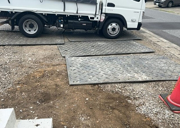 【駐車場_2】駐車場と明記されていても、最小スペースでつくられた駐車場だと大型車は駐車できなかったり、出入りしにくくなったりする可能性があります。お車のサイズと購入したい物件の駐車場のサイズを現地で確認しましょう。