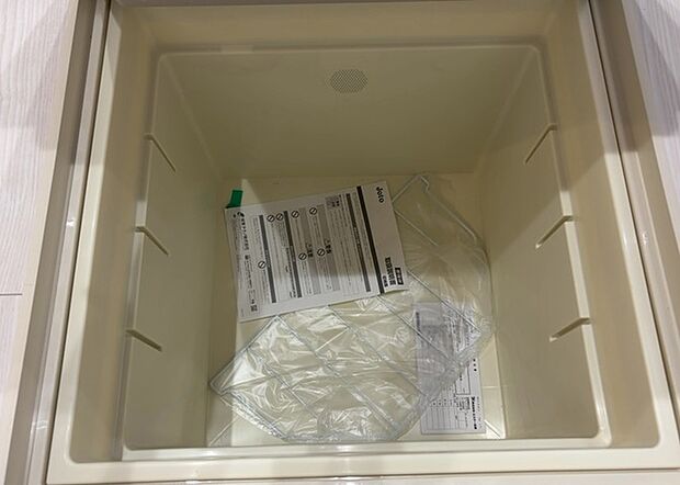 【キッチン床下収納】キッチン床下収納は、調理器具や食器などをスッキリと収納できる便利なスペースです。収納量が多いもの、引き出しがスムーズに開閉するものなど、使い勝手の良いものを選ぶことが大切です。また、湿気がこもりやすい場所なので、通気性の良いものを選ぶこともおすすめです。