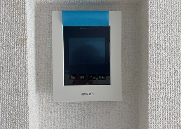 【TVモニター付きインターホン】TVモニター付きインターホンは、来訪者の顔を確認できるだけでなく、音声でやり取りすることもできるため、セキュリティ面で安心できる設備です。モニター画面が大きく見やすいもの、夜間でも来訪者をしっかりと確認できるものなど、機能性を重視したいところです。