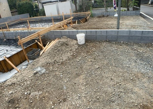 【庭_2】庭のある家に住むことのメリットとして、子どもたちの遊び場を確保できること、ガーデニングや家庭菜園を楽しめること、明るさを確保できることがあります。また、配置を工夫することでプライバシーが確保できます。