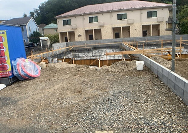 【前面道路含む現地写真_2】前面道路の幅員や歩道の有無、近隣の建物との距離感などは、実際の生活の利便性や安全性に大きく影響します。複数のアングルから前面道路の状況を確認することで、より具体的に生活イメージを描けます。